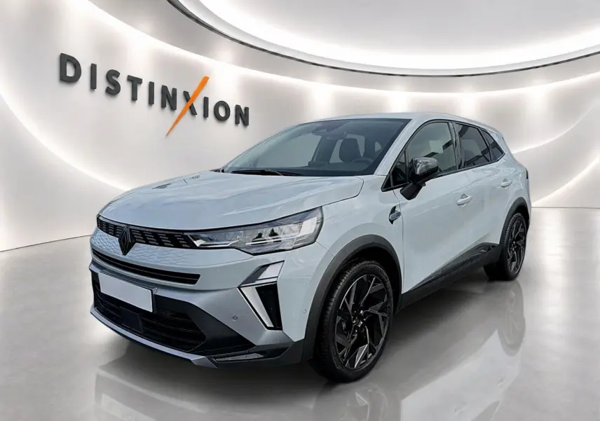Renault Symbioz 2026 gris rafale en 3/4 avant droit, avec jantes noires et calandre moderne dans un showroom lumineux.