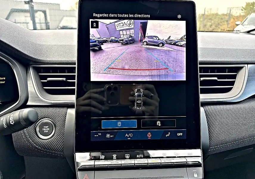 Vue rapprochée de l’écran tactile central affichant la caméra de recul dans l’habitacle gris du Renault Symbioz 2026.