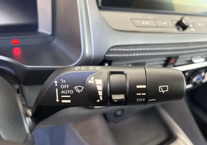 Gros plan sur la commande d’essuie-glace du Nissan Qashqai E-POWER 205 N-DESIGN 2026, intérieur noir et gris.