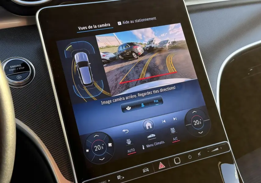 Gros plan sur le volant cuir noir de la Mercedes Classe C Break 2023 avec commandes multifonctions et tableau de bord digital.