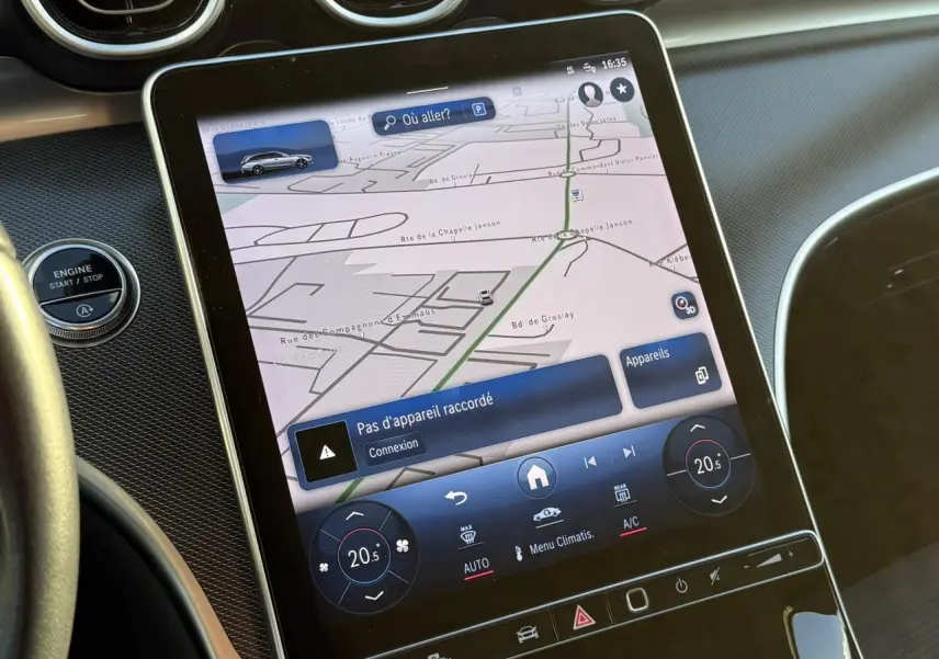 Intérieur noir d'une Mercedes Classe C Break 2023, vue frontale du tableau de bord avec écran tactile central et volant multifonction.