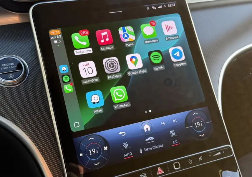 Vue rapprochée de l'écran tactile central et console noire brillante du Mercedes Classe C Break argent High-Tech 2023.