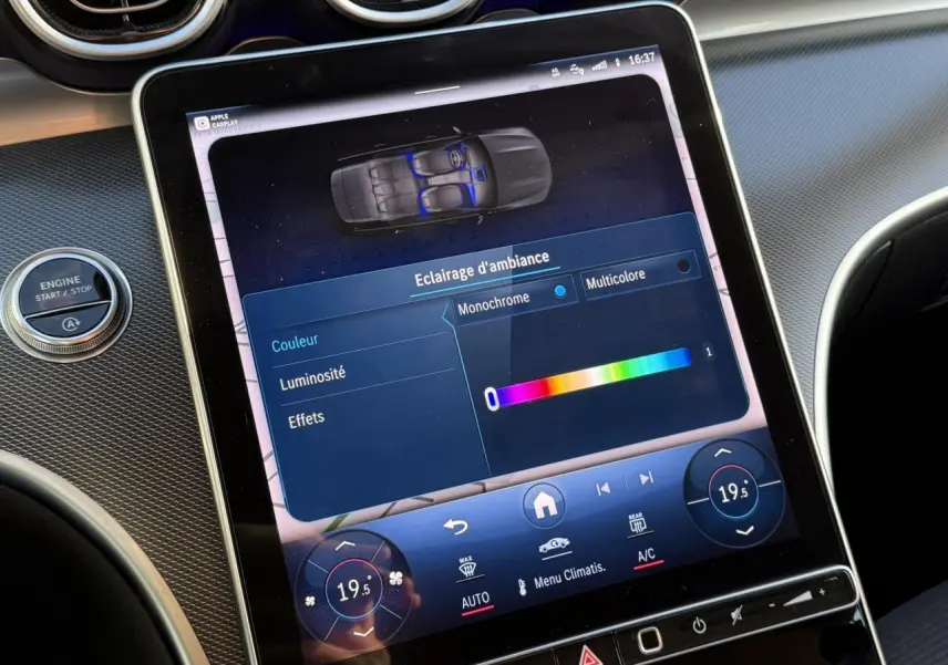Vue rapprochée de l'écran tactile MBUX 11,9'' affichant les applications connectées dans le break Mercedes Classe C argent.