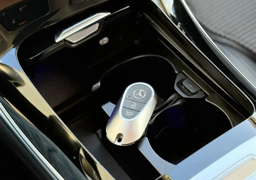 Écran tactile central affichant la caméra de recul dans l’habitacle noir brillant d’une Mercedes Classe C Break argent High-Tech.