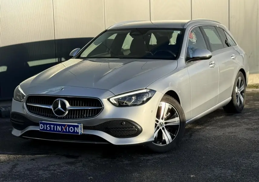 Mercedes Classe C Break V 200d argent High-Tech en 3/4 avant droit, avec calandre chromée et jantes alliage noir et argent.