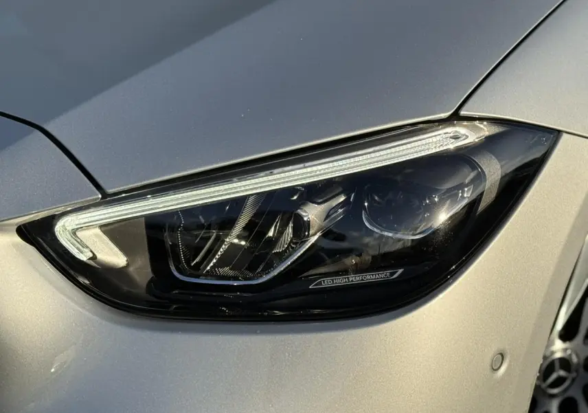 Vue 3/4 arrière droite d'un break Mercedes Classe C 200d argent High-Tech avec feux LED et double sortie d'échappement chromée.