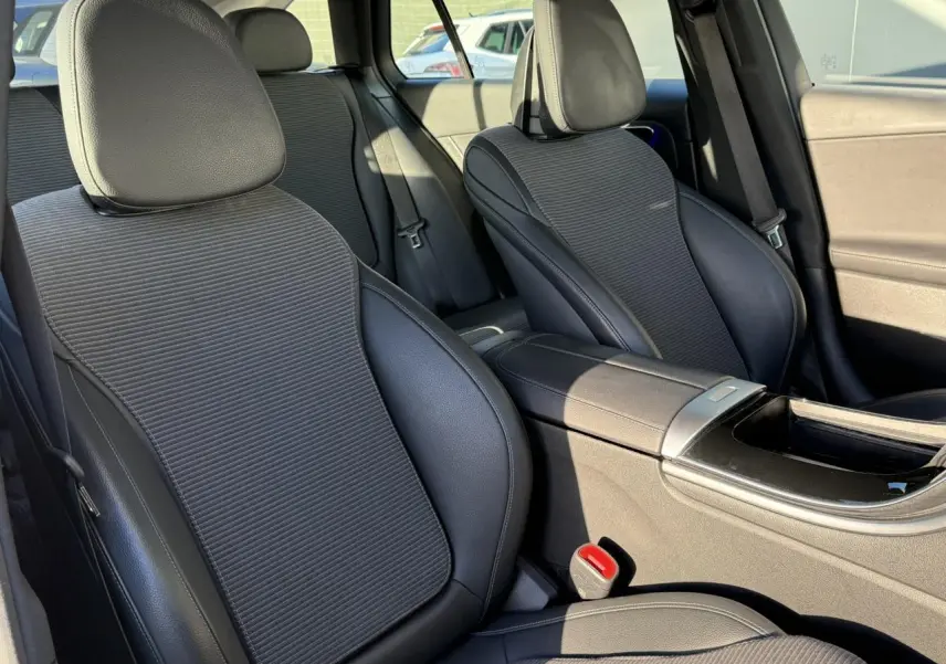 Gros plan sur le phare avant droit d'une Mercedes Classe C Break argent High-Tech avec jante alliage visible.