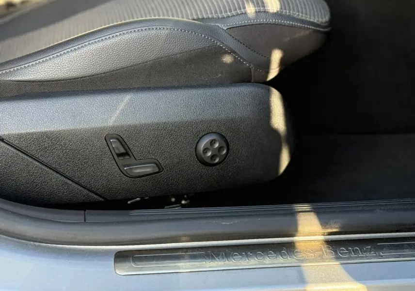 Vue intérieure côté droit des sièges avant noirs et de la console centrale d'une Mercedes Classe C Break 2023.