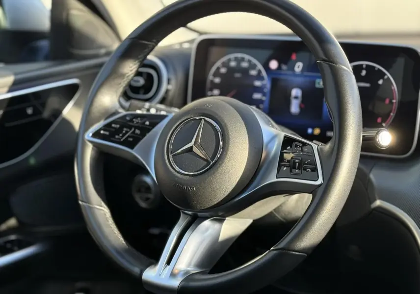 Tableau de bord numérique de la Mercedes Classe C Break V 200d 2023 affichant vitesse et compte-tours.