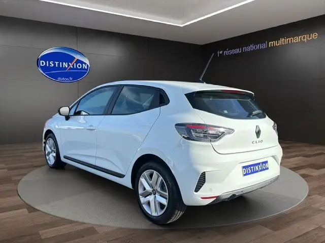 Renault Clio V blanc vue 3/4 arrière droit, feux arrière Full LED cristal et jantes alliage 16 pouces.