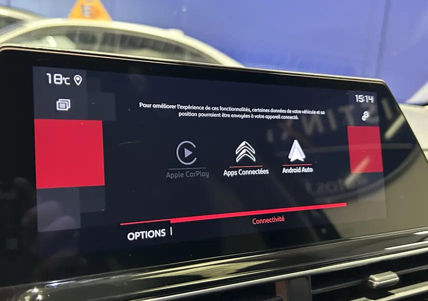 Écran tactile central du tableau de bord du Citroën C5 Aircross Ph.2 Max Hybride 2024 affichant les options de connectivité.