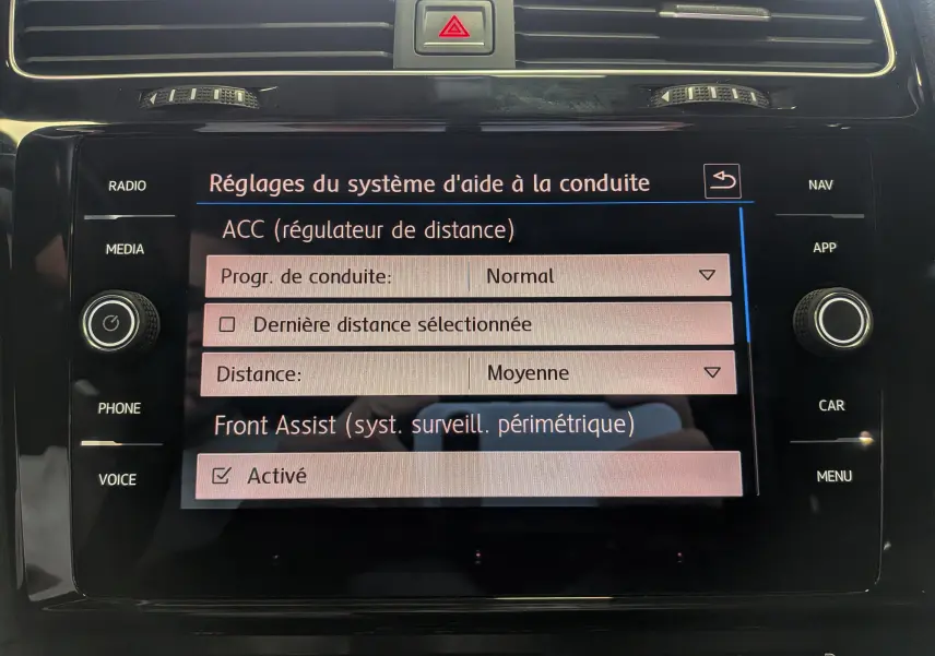 Écran central de la Volkswagen Golf VII TSI 125 CH Sound 2018 montrant les réglages d'aide à la conduite.