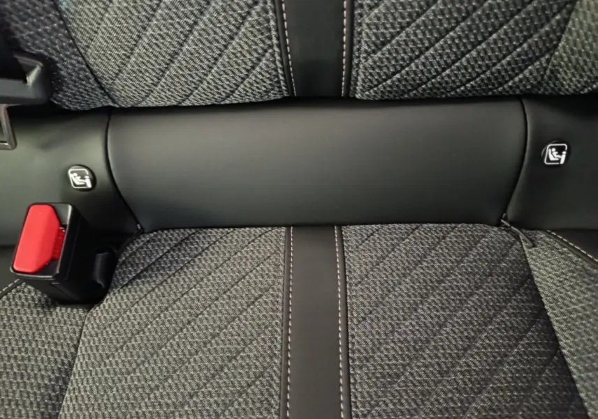 Gros plan sur la banquette arrière gris foncé de la Peugeot 208 2025 avec ceintures et fixations Isofix visibles