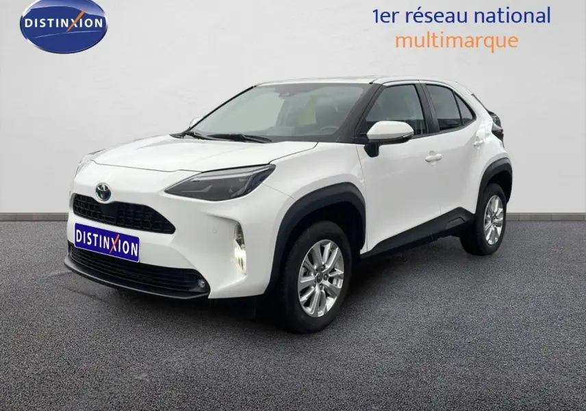 Toyota Yaris Cross Hybrid blanc vue 3/4 avant droit avec jantes alliage et détails noirs contrastants.