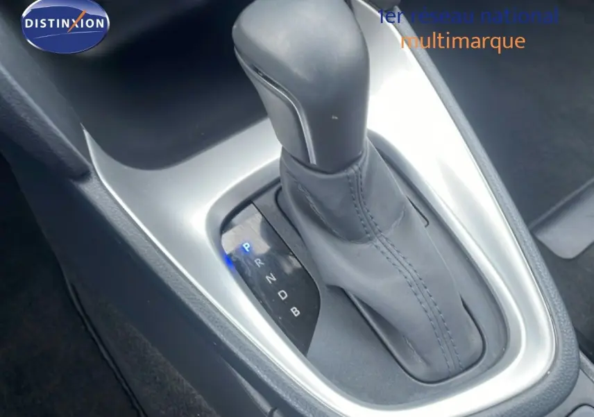 Gros plan sur le levier de vitesses automatique en cuir gris de la Toyota Yaris Cross Hybrid 117ch Business 2024.