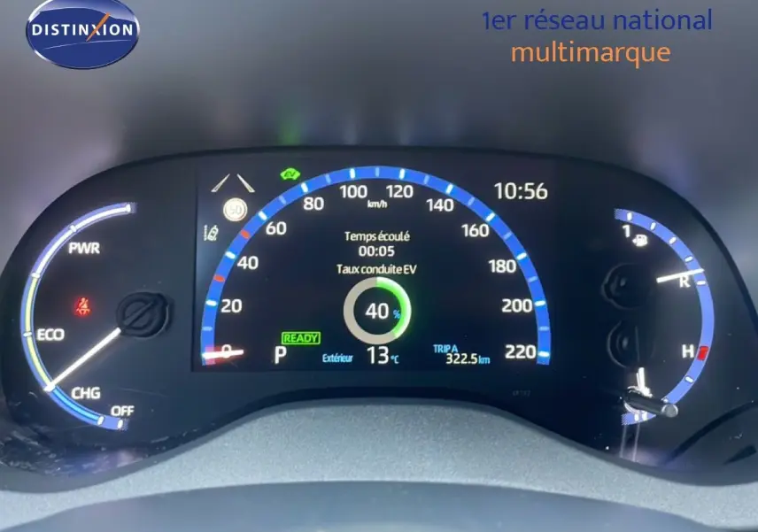 Vue rapprochée du tableau de bord numérique de la Toyota Yaris Cross Hybrid, affichant la vitesse et l'autonomie.