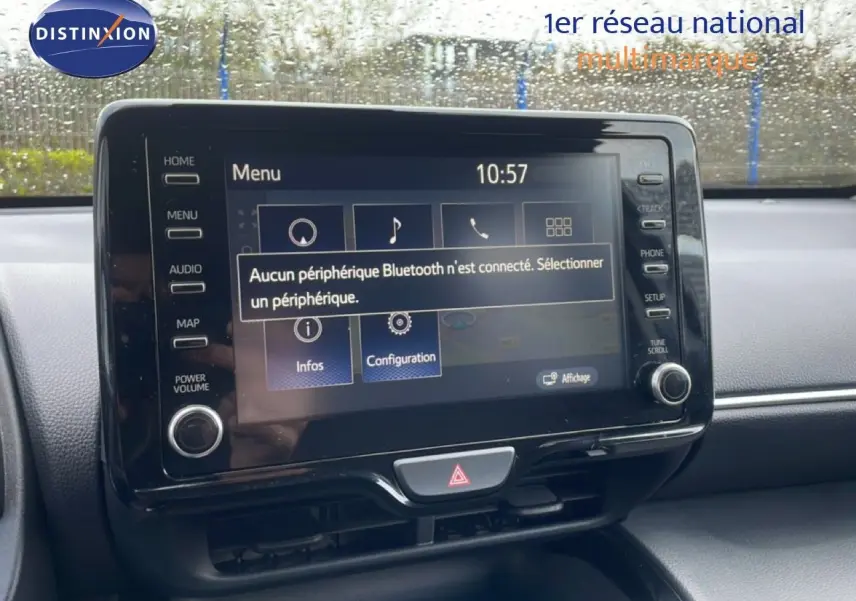 Vue rapprochée de l’écran tactile central du tableau de bord de la Toyota Yaris Cross blanche, affichant le menu Bluetooth.