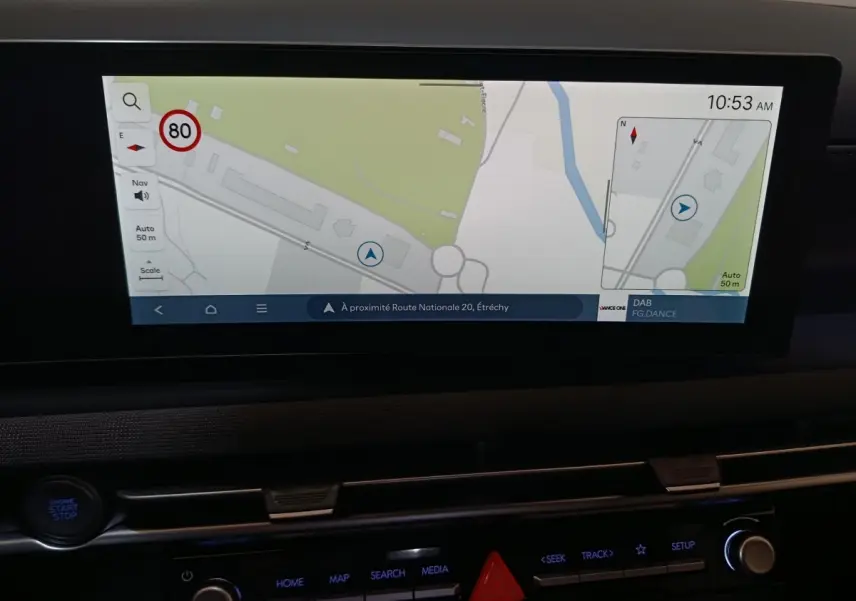 Écran tactile central du Hyundai Tucson 2025 affichant la navigation avec carte et indications de vitesse.