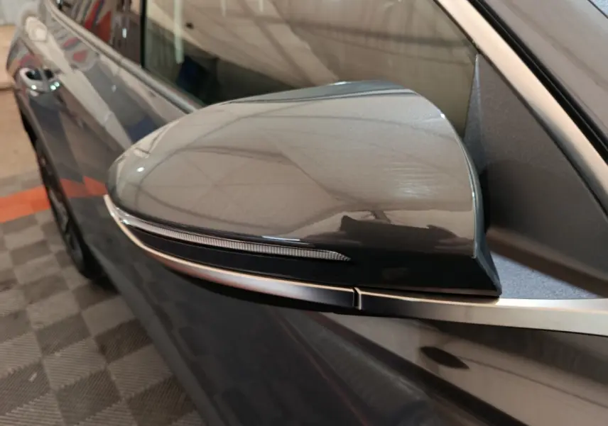 Rétroviseur droit gris foncé du Hyundai Tucson 2025 avec clignotant intégré, vue rapprochée côté conducteur.