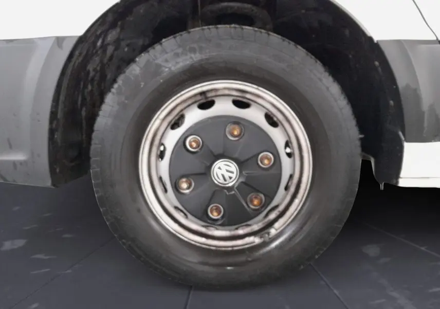 Gros plan sur la roue jumelée arrière droite blanche du Volkswagen Crafter Chassis Cabine avec logo VW au centre.