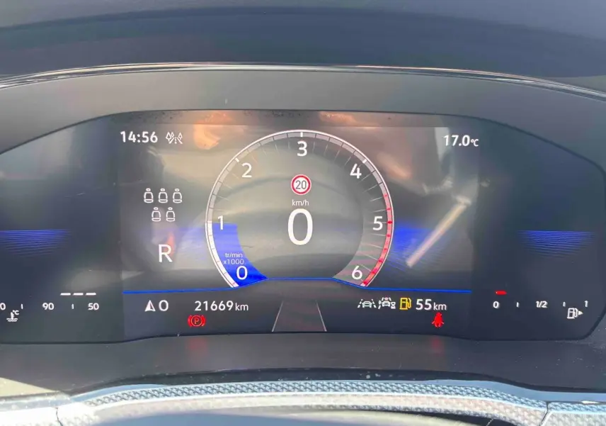Affichage numérique du tableau de bord du Volkswagen Touran blanc, vue rapprochée du compteur et des indicateurs.