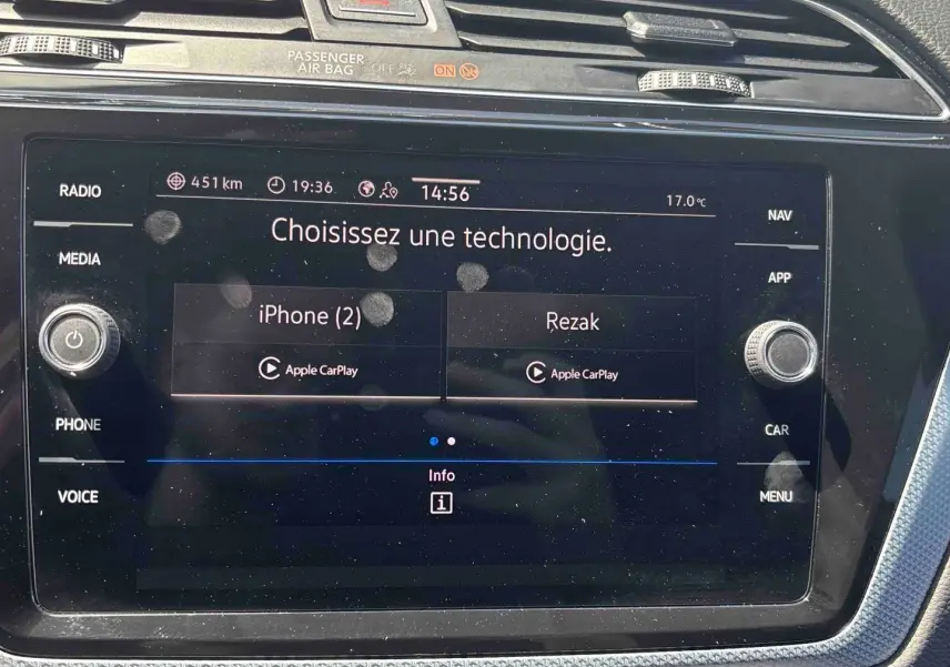 Écran tactile du système infotainment Discover Media du Volkswagen Touran 2025, affichant la connexion Apple CarPlay.