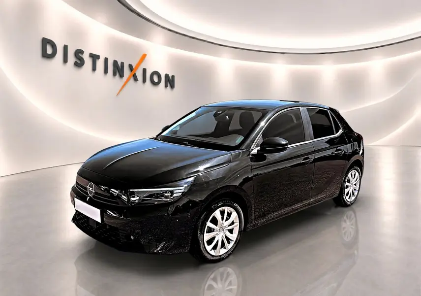 Opel Corsa 1.2 turbo noire vue 3/4 avant droit dans un showroom avec éclairage moderne et logo Distinxion.