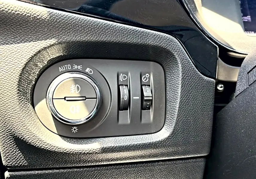 Gros plan sur les commandes d’éclairage intérieures en plastique noir de l’Opel Corsa 2025.