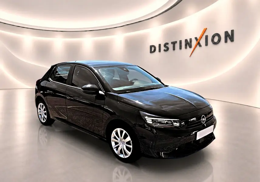 Opel Corsa 1.2 turbo noir vue 3/4 avant droit dans un showroom avec éclairage moderne et logo Distinxion.
