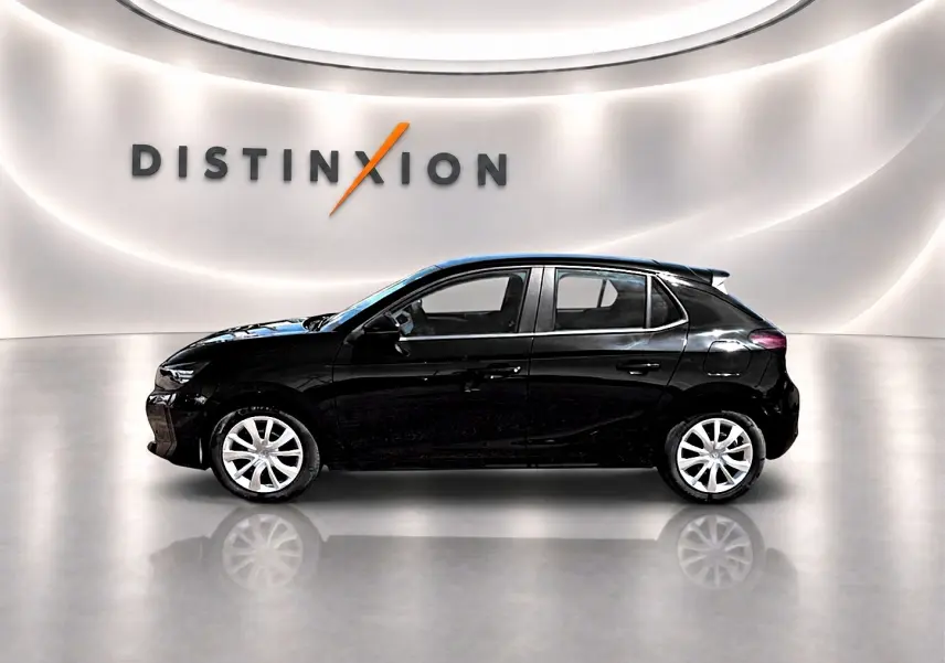 Opel Corsa 1.2 turbo 100 edition noire vue de profil côté gauche dans un showroom lumineux avec logo Distinxion.