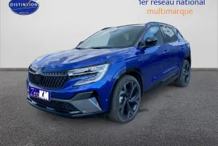 Renault Austral bleu iron en 3/4 avant droit avec jantes noires et calandre marquée esprit Alpine.