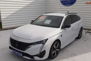 Peugeot 308 SW blanc Okenite vue 3/4 avant droit, avec calandre noire et jantes alliage bicolores.