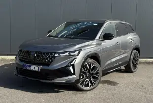 Renault Austral E-Tech gris schiste en 3/4 avant droit avec jantes alliage noires et toit noir brillant.