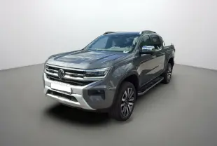 Volkswagen Amarok Simple Cabine V6 240 BVA10 Aventura gris foncé, vue 3/4 avant avec jantes alu 21 pouces et barres de toit.