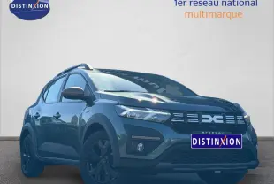 Dacia Sandero Stepway 2025 vert cèdre métallisé vue 3/4 avant avec jantes noires et barres de toit.