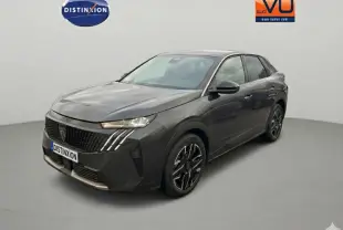 Peugeot 3008 Hybrid gris en 3/4 avant droit, avec jantes alliage noires et signature lumineuse distinctive.