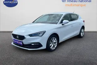 SEAT Leon 2025 blanc neige métal en 3/4 avant droit, avec calandre noire et jantes argentées.