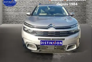 Vue avant d'un Citroën C5 Aircross gris métallisé avec projecteurs Full LED et calandre chromée.