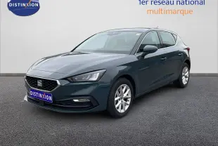 SEAT Leon bleu Fjord vue 3/4 avant droit, avec jantes alliage et calandre hexagonale distinctive.