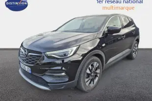 Opel Grandland X noir diamant vu en 3/4 avant droit avec jantes alu et phares LED allumés.