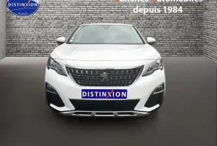 Vue avant d'un Peugeot 3008 blanc nacré 2020 avec calandre noire et phares LED distinctifs.