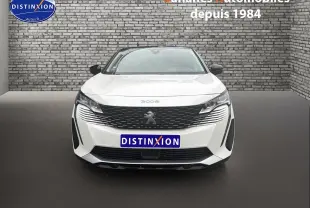 Vue avant d'un Peugeot 3008 Hybrid blanc avec calandre noire et toit noir Perla Nera visible.