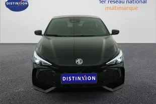Vue frontale d'une MG3 1.5 Hybrid+ noire, avec phares LED allumés et calandre imposante en arrière-plan neutre.