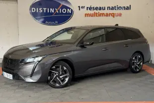 Peugeot 308 SW gris foncé vue de profil droit en intérieur, avec jantes alliage et feux LED distinctifs.