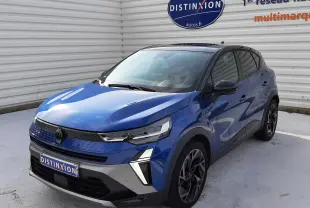 Renault Captur 2024 bleu Iron avec toit noir, vue 3/4 avant droit, jantes noires et détails LED distinctifs.