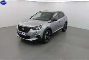 Peugeot 2008 gris Artense vue 3/4 avant droit dans un studio avec toit noir et jantes alu noires.