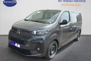 Vue 3/4 avant droit d'un Citroën Jumpy cabine approfondie gris titane métal avec calandre noire et jantes acier.