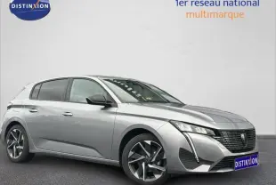 Vue 3/4 avant d'une Peugeot 308 2024 gris Artense avec jantes alliage et signature lumineuse LED distinctive.