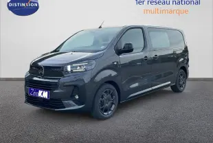 Vue 3/4 avant droit d'un Citroën Jumpy Cabine Approfondie gris titane métal avec calandre noire et jantes foncées.