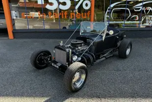 Ford T Hot Rod V8 noir vue 3/4 avant droit avec capote manuelle et moteur V8 apparent